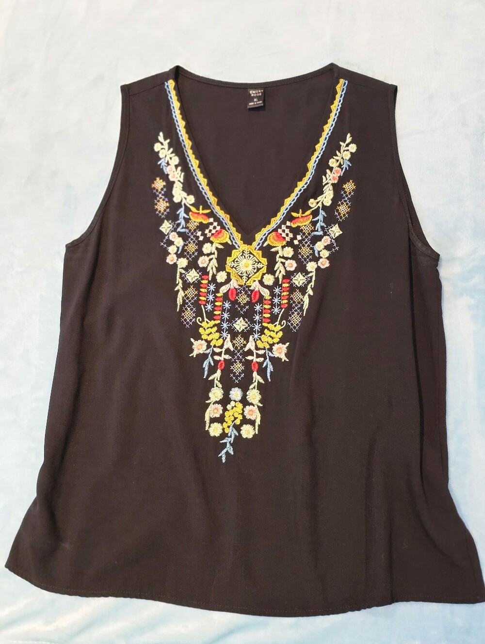 XL EMERY ROSE Boho Embroidered V-Neck Tank Top